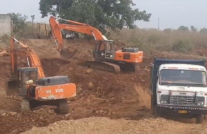 मानव नहीं मशीनों से बन रहे आरईएस के तालाब