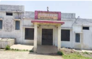 आदिवासी बालक आश्रम अंबाडा़ का निर्माण ठेकेदार ने अधूरा छोड़ा