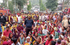 आदिवासी युवक की गिरफ्तारी के खिलाफ आदिवासी समाज का उग्र प्रदर्शन …