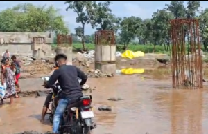 बरसों से चल रहा है पुलिया निर्माण कर…. दर्जन गांव का संपर्क टूटा