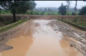 ठेकेदार की लापरवाही से कॉलेज के छात्र छात्राएं व कॉलेज स्टाफ परेशान