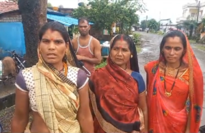 घरों में घुसा बारिश का पानी तो गांव वाले ने प्रशासन से मांगी मदद,