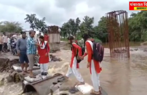 जान जोखिम में डालकर नदी पार करते ग्रामीण…पुल का निर्माण कार्य अधूरा..
