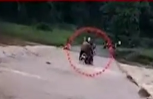 उफनती नदी का पुल पार करते हुए बाइक के साथ बहा युवक, ग्रामीणों ने से बच गई जान..