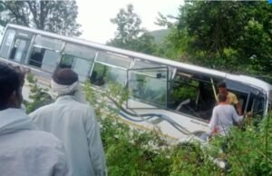 सौसर के पास खाई में उतरी बस, 20 यात्री घायल