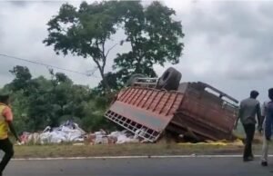 दूल्हा देव घाटी में बडा हादसा:- बाइक सवार पर पलटा ट्रक, ससुर-दामाद की दबने से मौत..