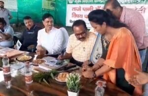 संभागीय आयुक्त महोदय ने कृषि विज्ञान केंद्र में मोती पालन परियोजना का किया अवलोकन