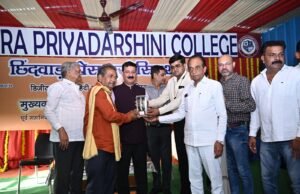 सोशल मीडिया सूचना का संचार करता है उसे समाचार पत्रकार बनाता है।