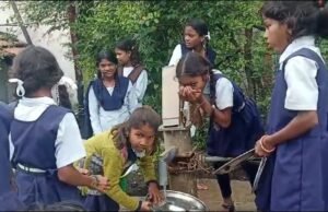 स्कूल में बच्चों से धुलवा रहे मध्याह्न भोजन के बर्तन
