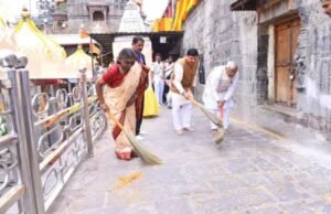 राष्ट्रपति श्रीमती मुर्मु ने श्रीमहाकाल परिसर में स्वच्छता के लिये किया श्रमदान