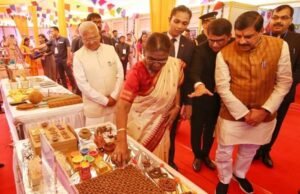 राष्ट्रपति श्रीमती मुर्मु ने स्वच्छता ही सेवा अभियान की प्रदर्शनी का अवलोकन किया