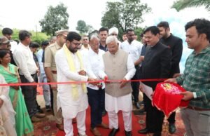 छिंदवाड़ा पहुंचे राज्यपाल, कलेक्टर, एसपी और सांसद साहू ने की अगवानी,