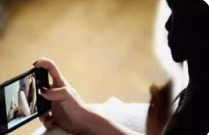 अश्लील शिक्षक हुआ निलंबित, नाबालिक बच्चियों को दिखाता था डर्टी पिक्चर