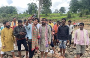 छिदंवाडा का ऐसा गांव जंहा नदी पार कर पहुंचना पड़ता है ,सांसद ने स्वयं नदी पार की और पंहुँचे गांव वालें के बीच…