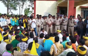 शक्कर परियोजना के तहत हो रहे निर्माण को रोकने के लिए तहसील कार्यालय में किसानों ने किया धरना प्रदर्शन