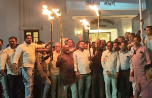 कांग्रेस ने जलाई मशाल तो सुलग उठी भाजपा की सरकार,मशाल जलाकर कांग्रेस ने भाजपा सरकार को दिखाई रोशनी