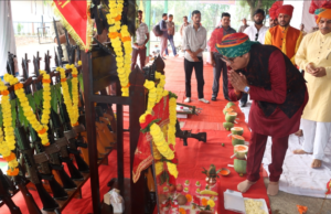 एसपी व अन्य अधिकारियों ने पुलिस लाईन छिंदवाड़ा में किये शस्त्र पूजन