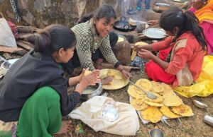 तामिया एडवेंचर में पर्यटकों को भा रहा है मक्के की रोटी और टमाटर की चटनी का स्वाद…