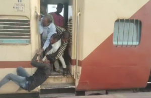 एक स्कूली शिक्षक द्वारा चलती ट्रेन की चपेट में आने से युवक की बचाई जान