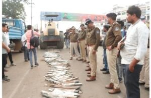 ध्वनि प्रदूषण रोकने पुलिस ने साइलेंसर को रोलर से दबाकर किया नष्ट…