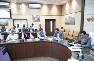 सीएम हेल्पलाइन शिकायतों का संतुष्टि के साथ हो निराकरण- कलेक्टर श्री सिंह