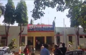 कोतवाली टी आई उमेश गोल्हानी ने शराबी के द्वारा उपद्रव मचाने पर उसे सबक सिखाया, खूब किया पिटाई..?