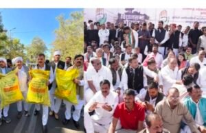 ट्रैक्टर से विधानसभा का घेराव करने पहुंचे नेता प्रतिपक्ष…