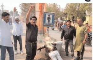 डा. आंबेडकर की टिप्पणी से आहत अनुयायियों द्वारा किया जा रहा विरोध्द प्रदर्शन,पुलिस देखते रह गई, कांग्रेसियों ने थाने के मुख्य द्वार पर जलाया गृहमंत्री का पुतला