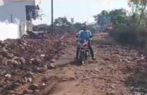 सड़क नही होने से हादसे के शिकार हो रहे ग्रामीण, बड़े – बड़े पत्थर होने की वजह से हो रहे हादसे…