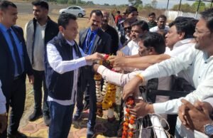 नकुलनाथ का कांग्रेस पदाधिकारियों व कार्यकर्ताओं ने किया भव्य स्वागत….