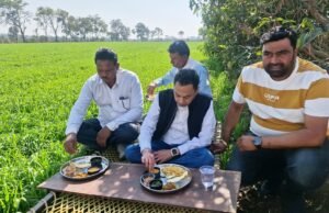 मक्के की रोटी व सरसों के साग का चखा स्वाद,गन्ना उत्पादक किसानों के बीच अचानक पहुंचे नकुलनाथ