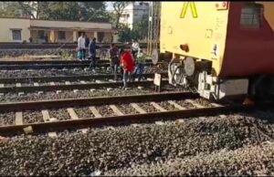 मानवता शर्मसार: डॉक्टर ने निभाई लापरवाही, सफाई कर्मी से लगवाए टांके….