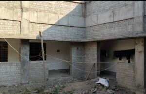 आश्रम की नींव को कमजोर करने पीआईयू एंव जनजाति विकास विभाग ठेकेदार मिलकर कर रहे घटिया निर्माण कार्य….