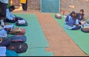 स्कूल में बिना छत के कैसे शिक्षा ले रहे बच्चे………आखिर कौन है जिम्मेदार..