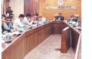 बैठक में नहीं आए अधिकारी तो जनप्रतिनिधि हुए नाराज..