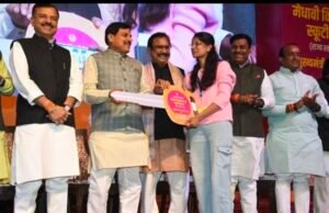 मुख्यमंत्री ने मेधावी विद्यार्थियों को प्रदान की ई-स्कूटीप्रदेश के 7 हजार 900 प्रतिभाशाली विद्यार्थियों को नि:शुल्क प्रदान की गई ई-स्कूटी