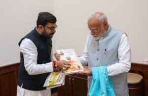 छिंदवाड़ा के लाल माननीय सांसद विवेक बंटी साहू ने प्रधानमंत्री श्री मोदी से भेंट कर सौंसर के बुनकर भाइयों के हाथों से बने अंग वस्त्र से किया अभिनंदन..