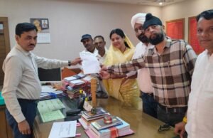 जिला पंचायत अध्यक्ष के जाति प्रमाण पत्र की जांच कराने कलेक्टर से मिले परासिया के जनप्रतिनिधि….