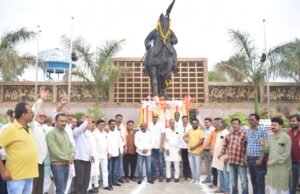 महाराणा प्रताप के चरणों में नतमस्त हुए कांग्रेसजन-शहर कांग्रेस ने माल्यार्पण कर किया याद…