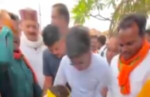 पद यात्रा पर निकले छिंदवाड़ा/ पांढुर्णा सांसद के मंडल अध्यक्षों ने पखारे पैर.., कांग्रेस ने लगाया आरोप सांसद कर रहे आदिवासियों का अपमान…?