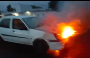 चलती कार में आगचालक ने कूदकर बचाई जान..