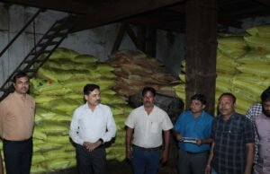 यूरिया वितरण व्यवस्था का कलेक्टर शैलेन्द्र सिंह ने लिया जायजा, चौरई भंडारण केंद्र का किया औचक निरीक्षण..