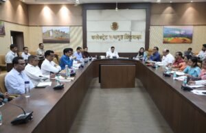 कलेक्टर श्री सिंह ने ली समय सीमा प्रकरणों की समीक्षा बैठक..