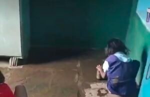 चौरई के बरेलीपार में स्कूल में पढ़ाई की जगह छात्रों से लगवाये झाडू पोछा…