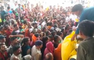 भारी पुलिस बल की देख देख रेख में किसानों को वितरित की गई यूरिया खाद…