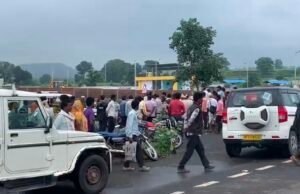 यूरिया की कमी से नाराज किसानों ने किया नेशनल हाईवे में चक्का जाम…