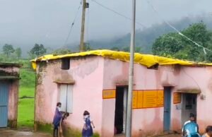 शिक्षा का मंदिर बदहाली के आँसू बहा रहा, बारिश में प्लास्टिक के सहारे चल रही पढ़ाई