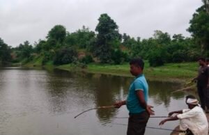 छात्रावास अधीक्षक मछली पकड़ते देखने में मस्त…