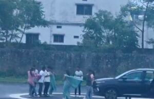 छिंदवाड़ा के इमली खेड़ा स्थित हवाई पट्टी में कार में सवार कुछ युवक और युवतियाँ अनाधिकृत व्यक्ति निषेध क्षेत्र के रहने के बाद भी रनवे पर दौड़ा रहे हैं अपनी गाड़ीअपनी….