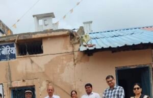 जिला शिक्षा अधिकारीअतरवाडा संकुल के स्कूल देखने गये लेकिन स्कूल भवन की दशा नही देखे…?